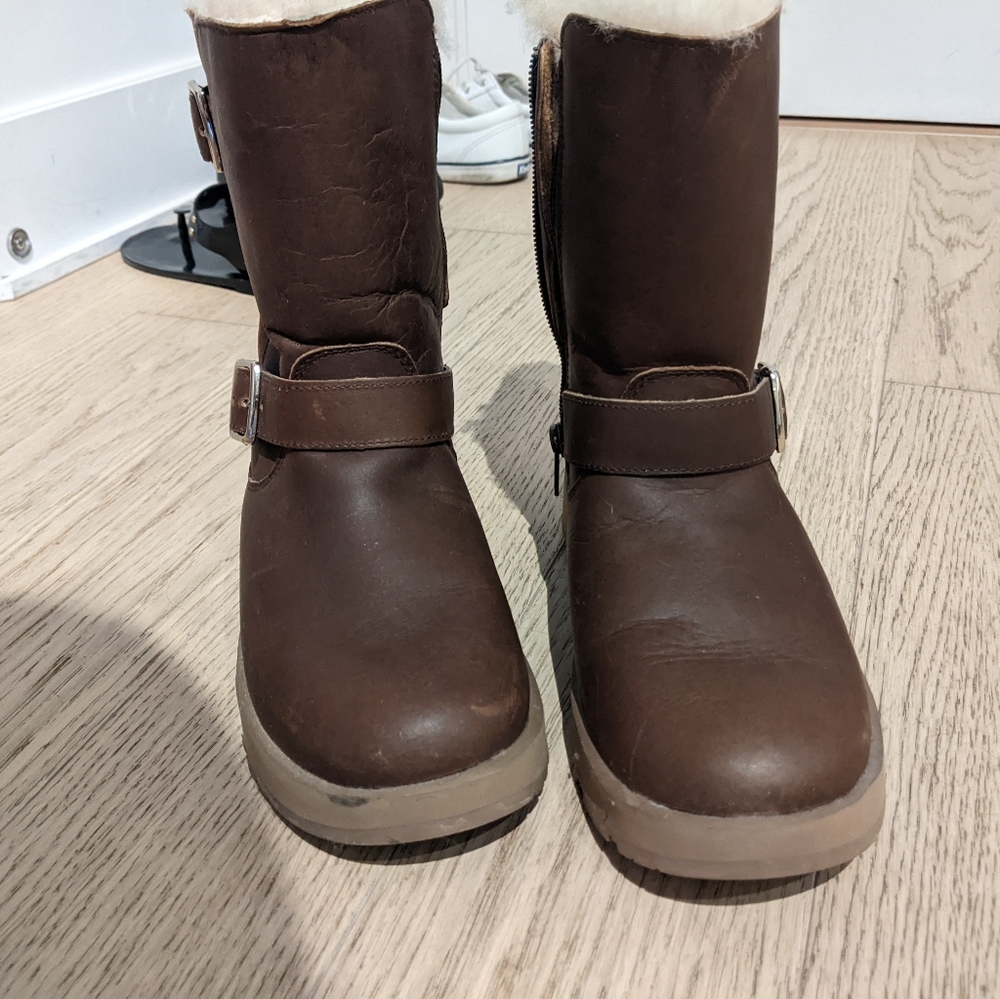 UGG boots, model Breida. Waterproof